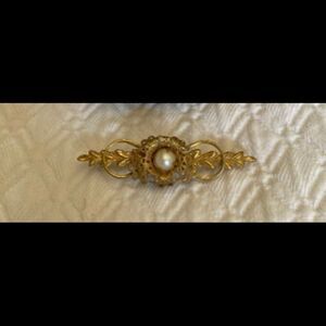 Miriam Haskell VTG Gold-tone filigree pin w/pearl